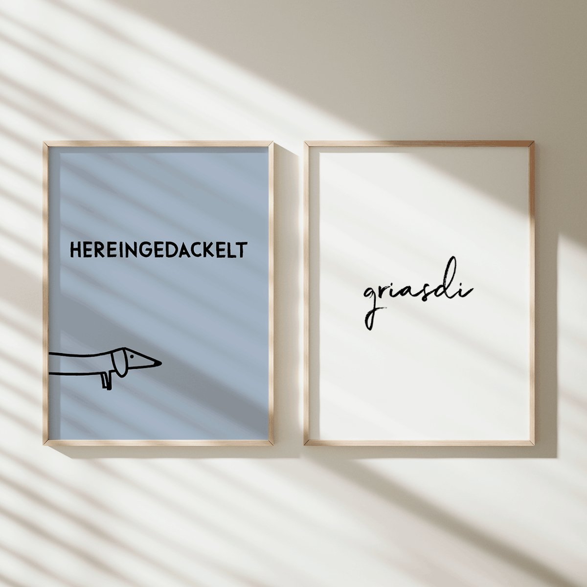 Hereingedackelt • Dackel Poster für Eingangsbereich in hellblau - vonSUSI