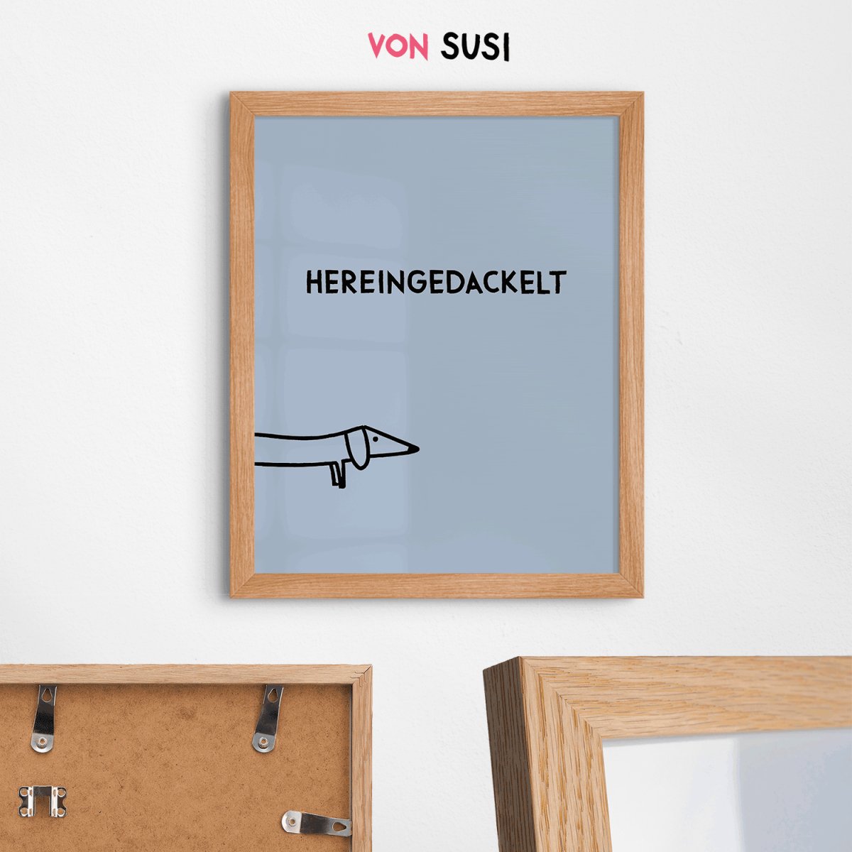 Hereingedackelt • Dackel Poster für Eingangsbereich in hellblau - vonSUSI