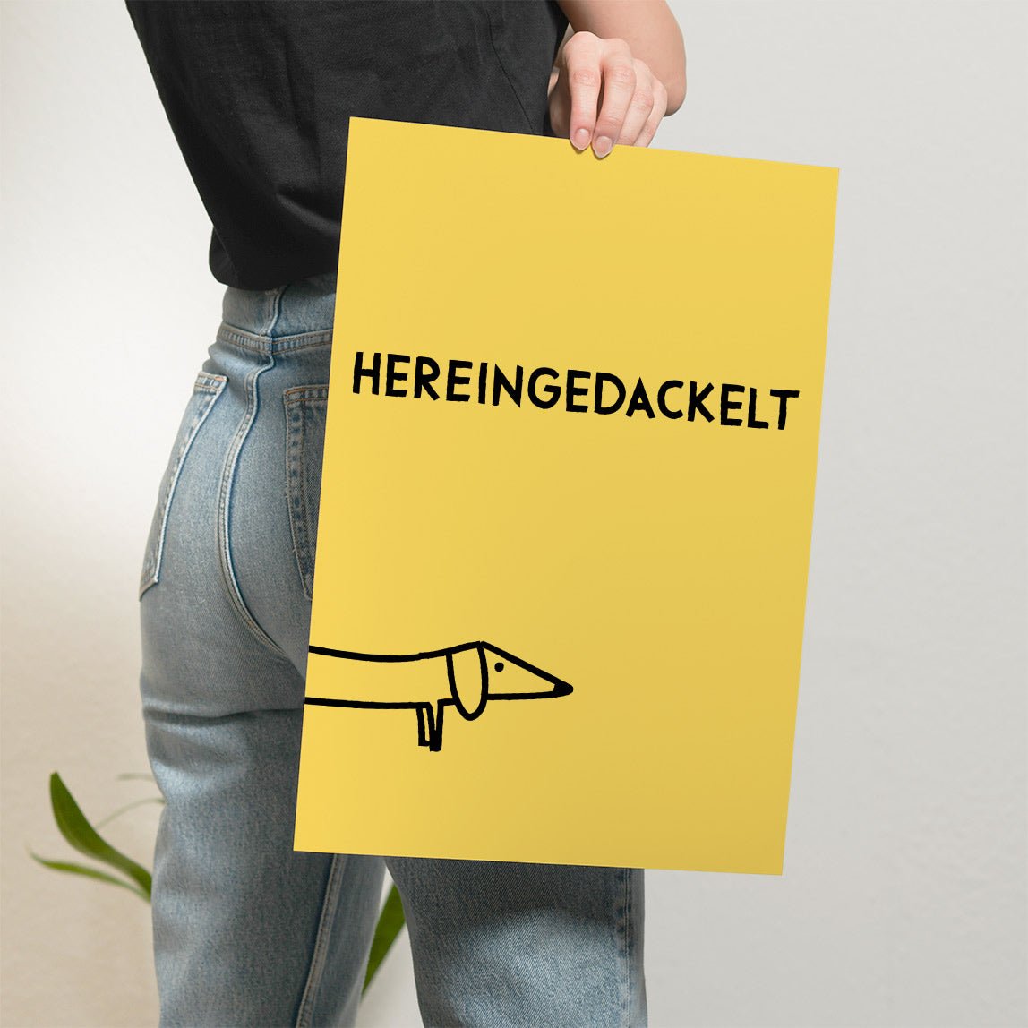 Dackelposter in Gelb im Eingangsbereich – perfekte Wanddeko für Dackel-Fans