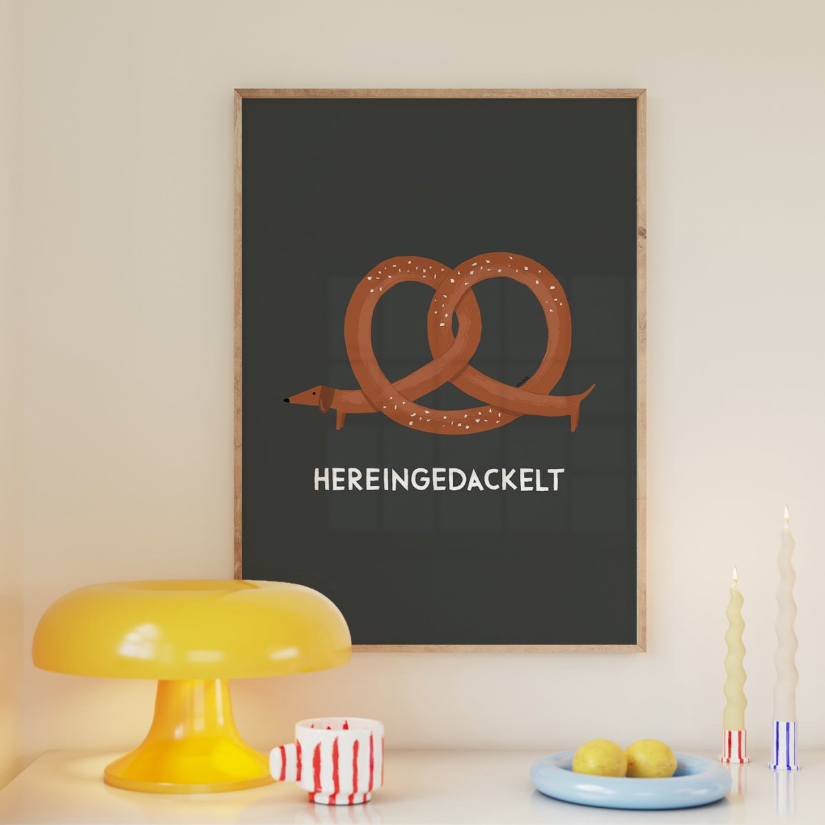 Hereingedackelt Poster mit Brezndackel - das bayerische Dackeposter - vonSUSI