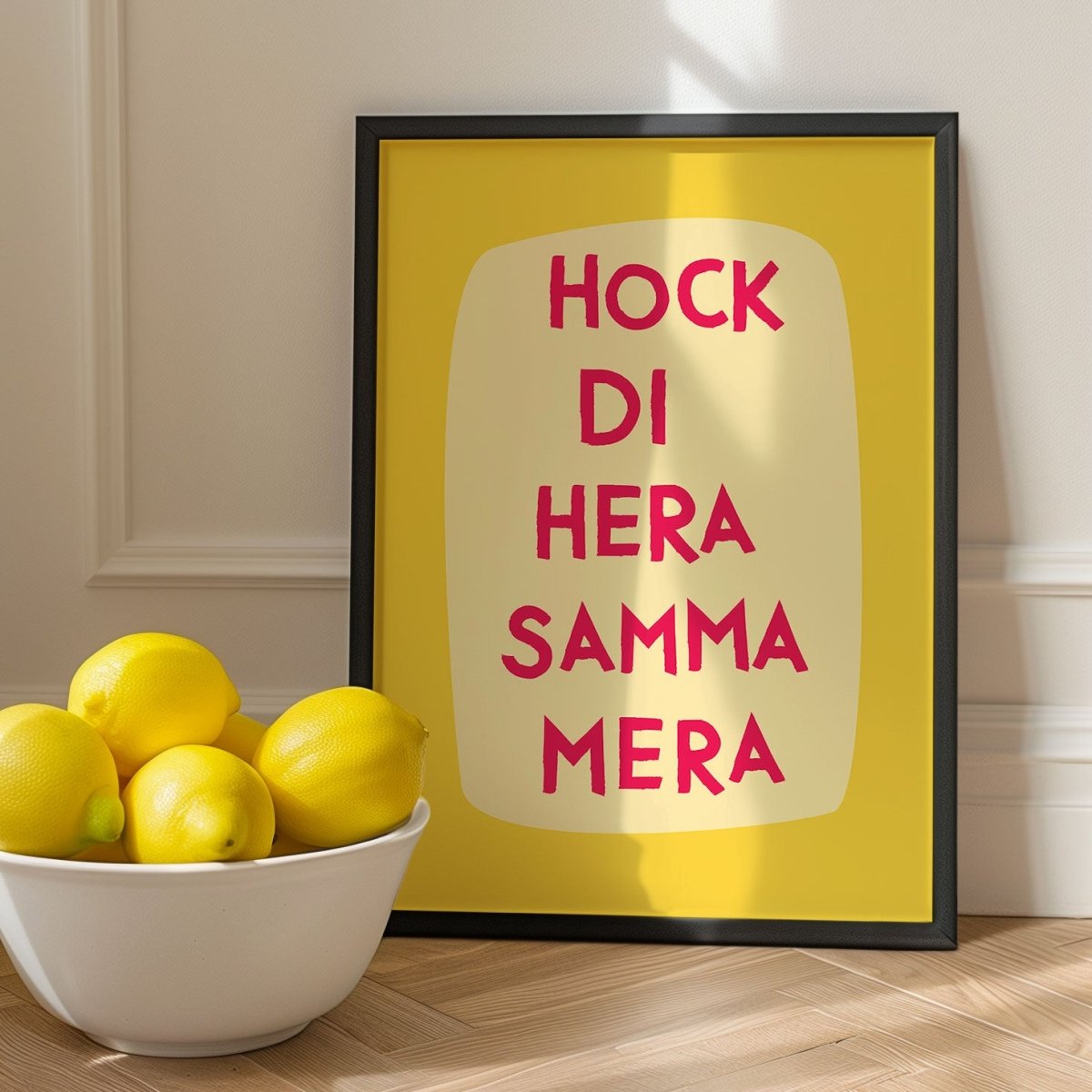 Küchenposter mit lustigem bayerischen Spruch Hock di hera, samma mera - vonSUSI