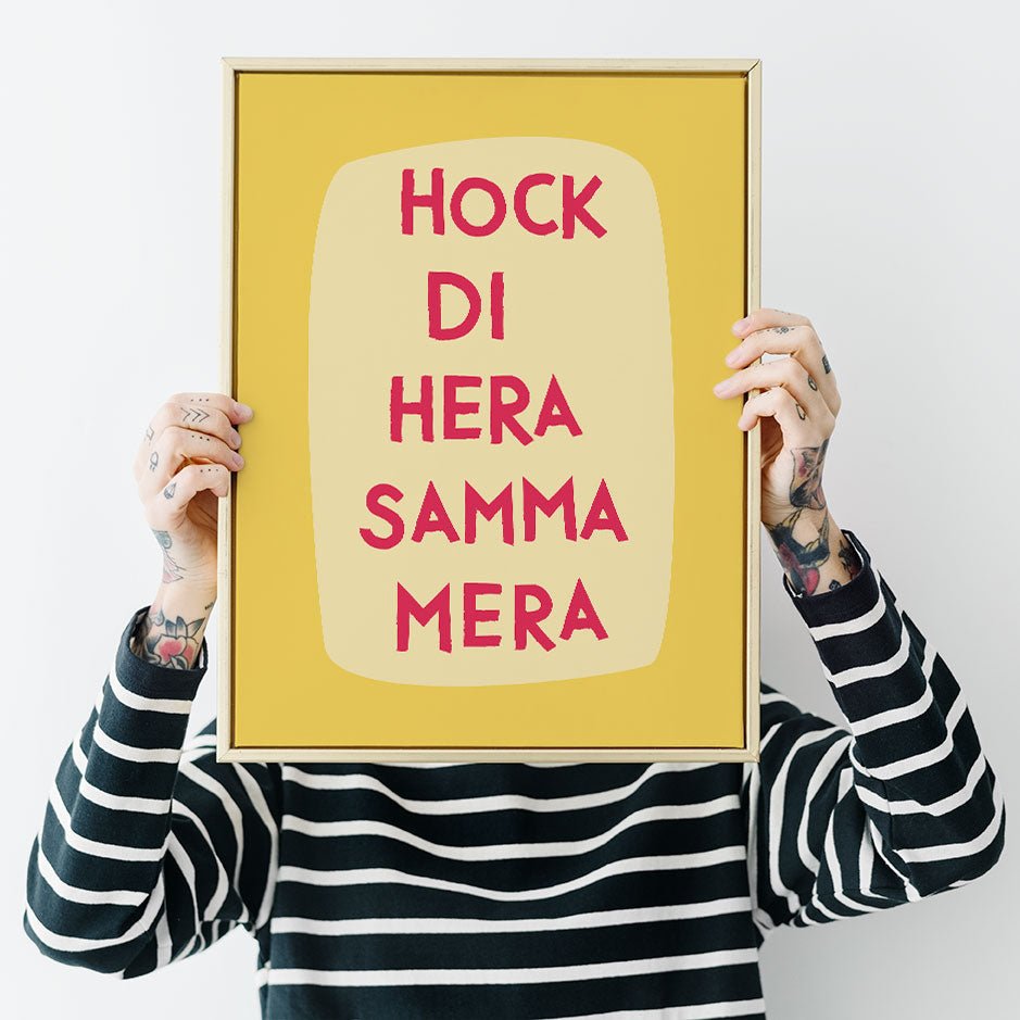 Küchenposter mit lustigem bayerischen Spruch Hock di hera, samma mera - vonSUSI