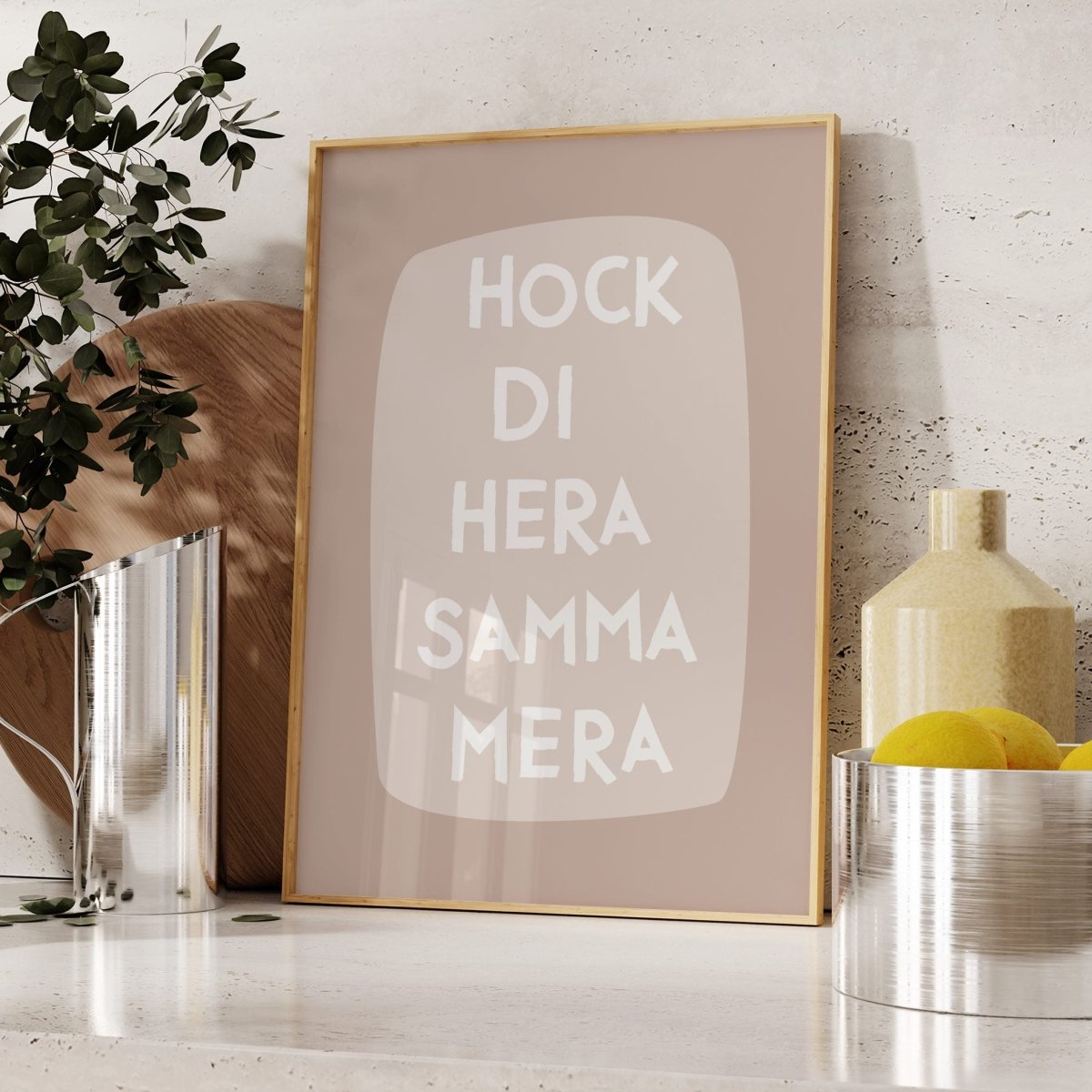 Küchenposter mit lustigem bayerischen Spruch Hock di hera, samma mera - vonSUSI