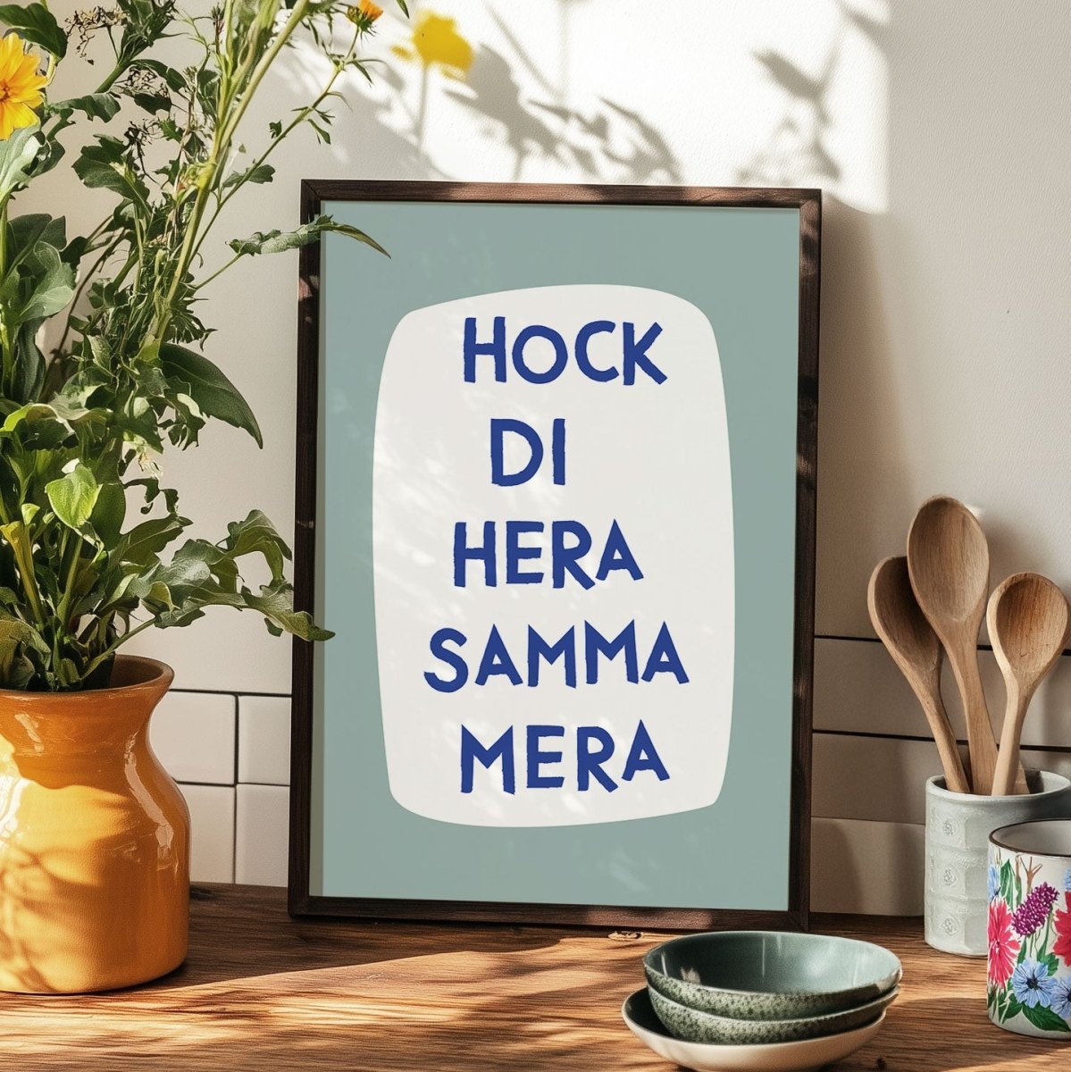 Küchenposter mit lustigem bayerischen Spruch Hock di hera, samma mera - vonSUSI