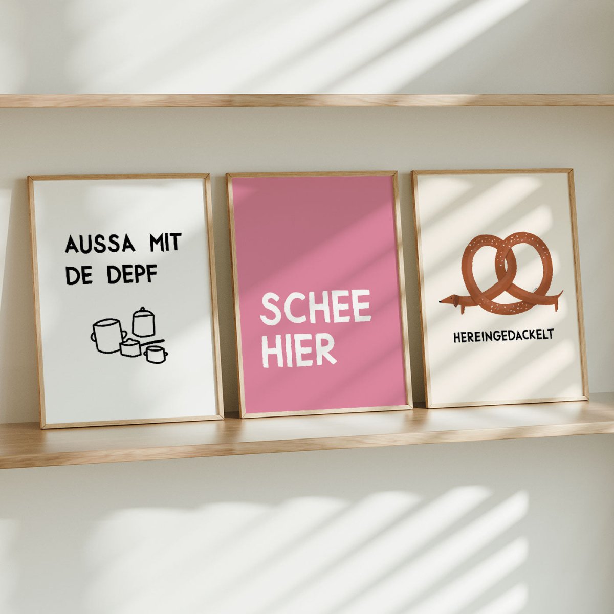 Schee hier • modernes bayerisches Poster mit lustigem Spruch - vonSUSI