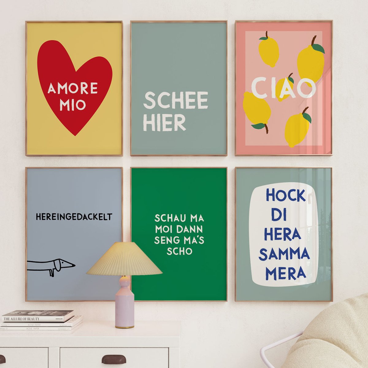 Schee hier • modernes bayerisches Poster mit lustigem Spruch - vonSUSI