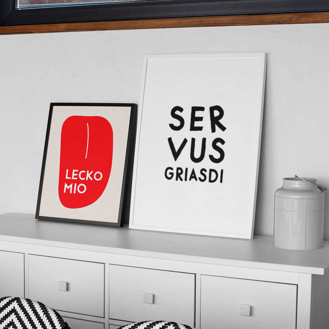 Servus Griasdi • Fine Art Poster mit bayrischem Spruch - vonSUSI