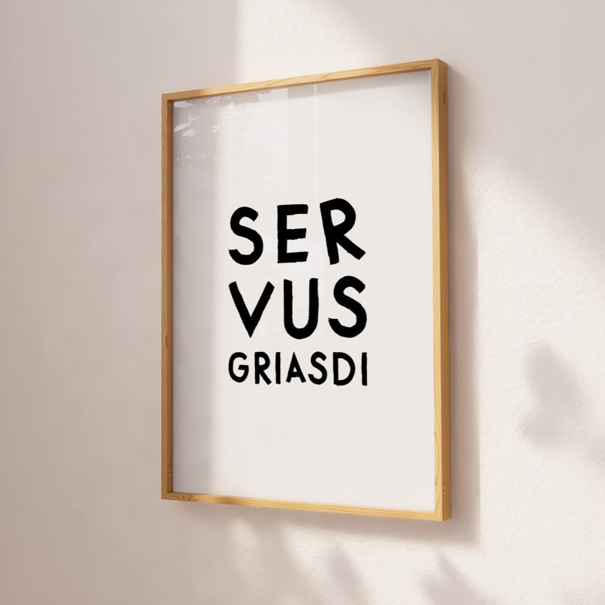 Servus Griasdi • Fine Art Poster mit bayrischem Spruch - vonSUSI