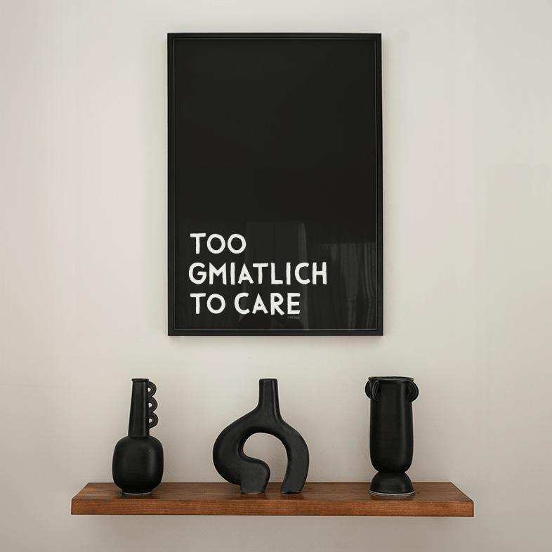 Too gmiatlich to care • lustiges bayrisches Sprücheposter • Bayerisches Spruch Poster - vonSUSI