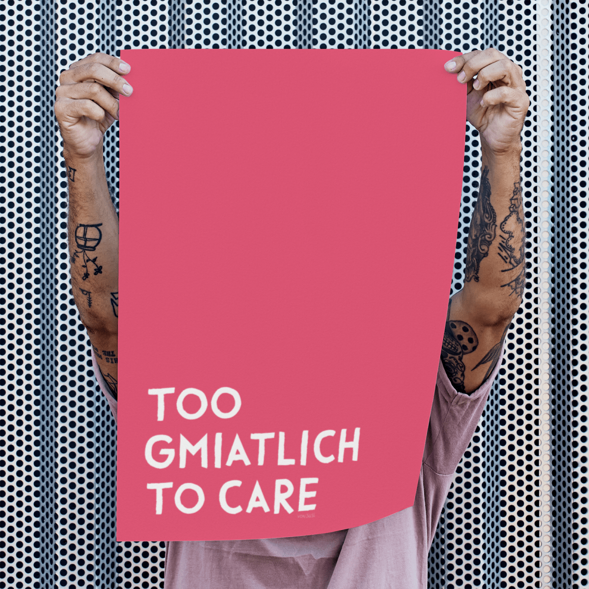 Too gmiatlich to care • lustiges bayrisches Sprücheposter • Bayerisches Spruch Poster - vonSUSI