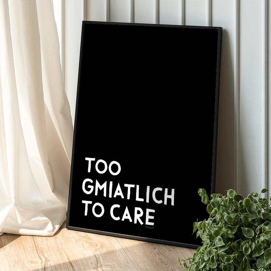 Too gmiatlich to care • lustiges bayrisches Sprücheposter • Bayerisches Spruch Poster - vonSUSI