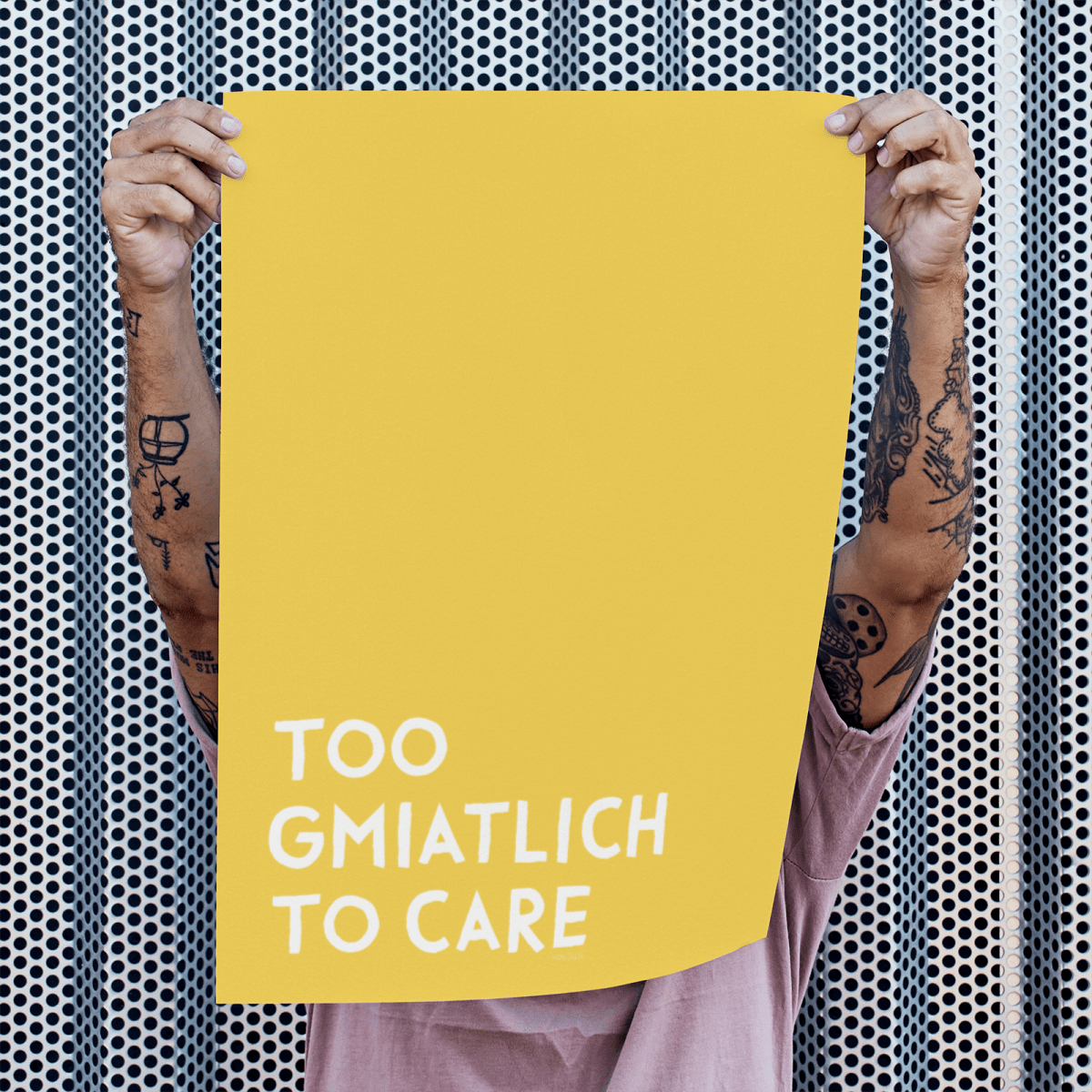 Too gmiatlich to care • lustiges bayrisches Sprücheposter • Bayerisches Spruch Poster - vonSUSI