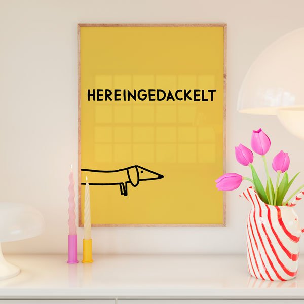 Gelbes Poster mit Dackel-Grafik und Hereingedackelt Schriftzug der Marke vonSUSI