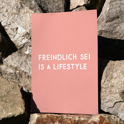 Bayerisches Poster mit lustigem Spruch Freindlich sei is a lifestyle - vonSUSI