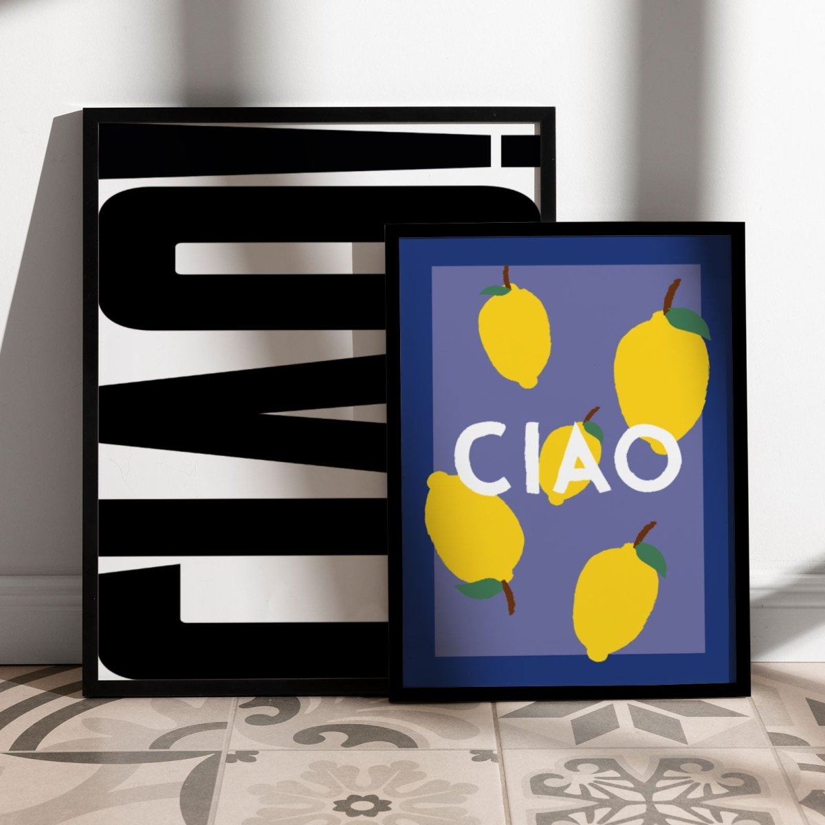 Zwei verschiedene Ciao Poster im italienischen Design