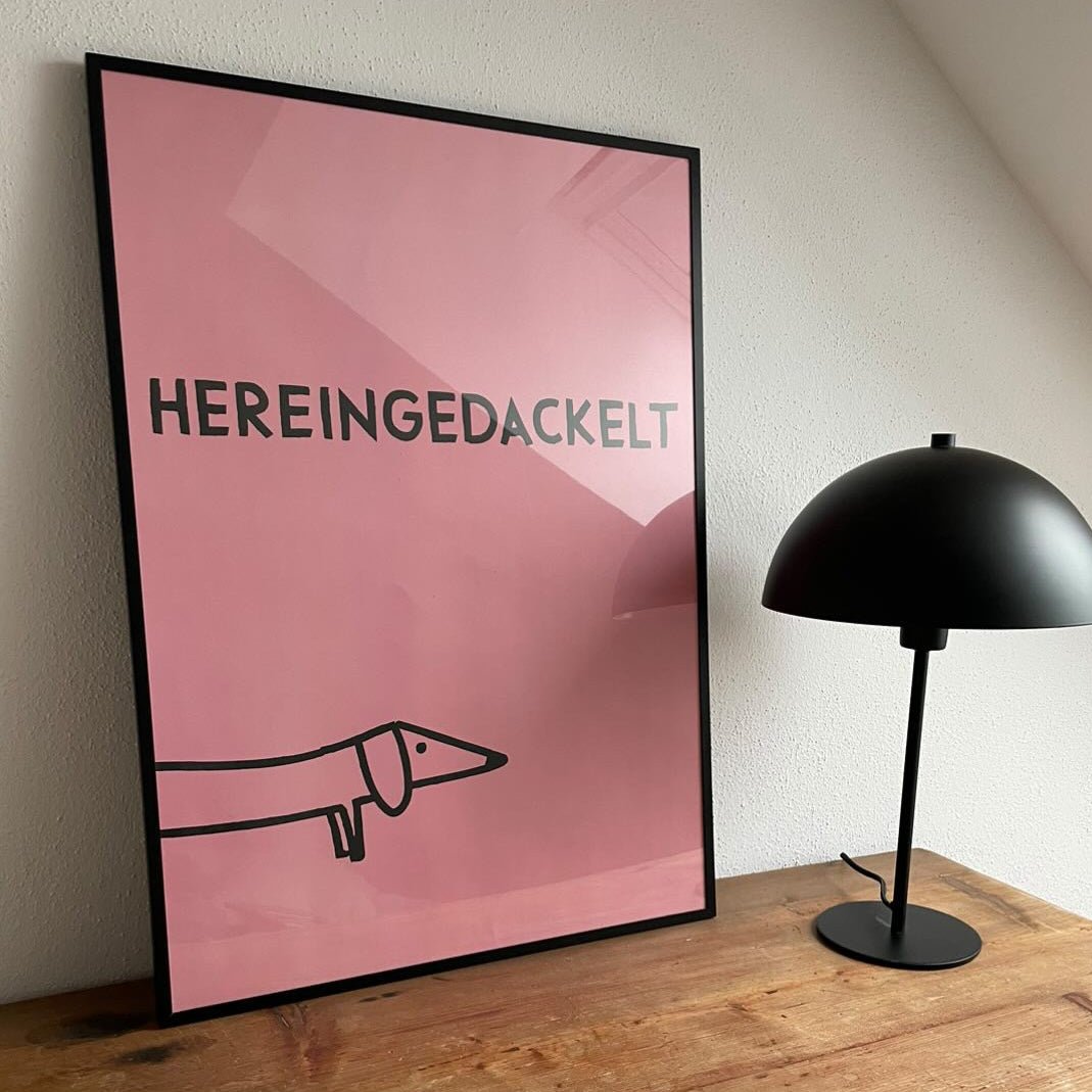 Dackelposter in Pink an der Wand – perfekte Deko für den Eingangsbereich mit Humor