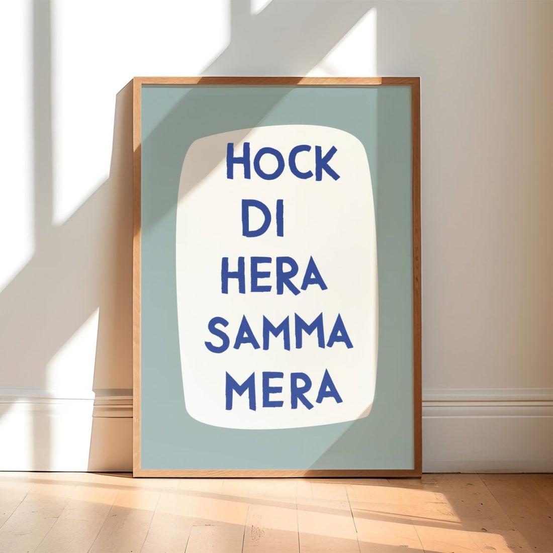 Küchenposter mit lustigem bayerischen Spruch Hock di hera, samma mera - vonSUSI