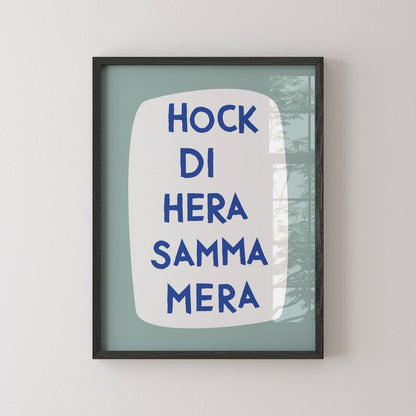 Küchenposter mit lustigem bayerischen Spruch Hock di hera, samma mera - vonSUSI
