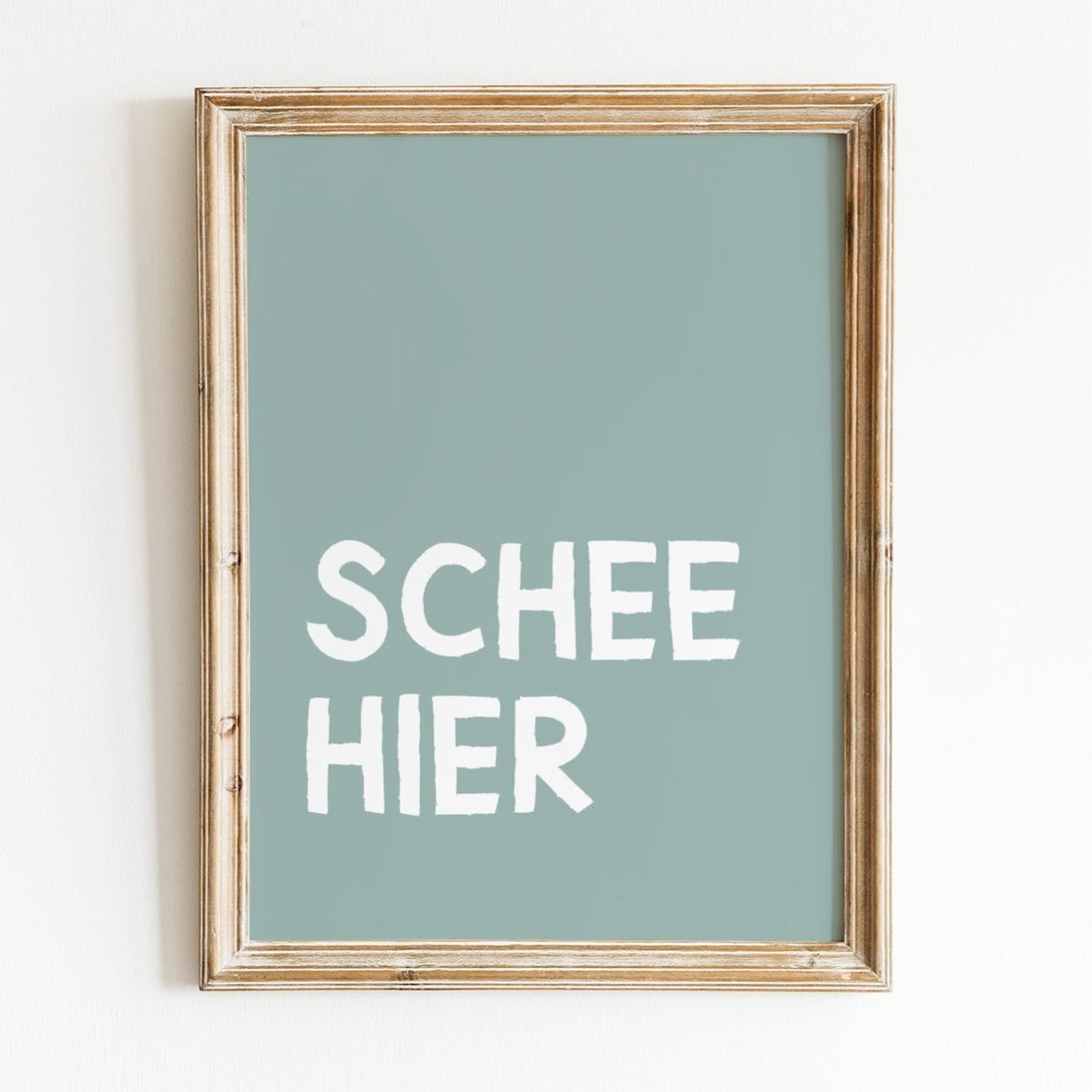 Schee hier • modernes bayerisches Poster mit lustigem Spruch - vonSUSI