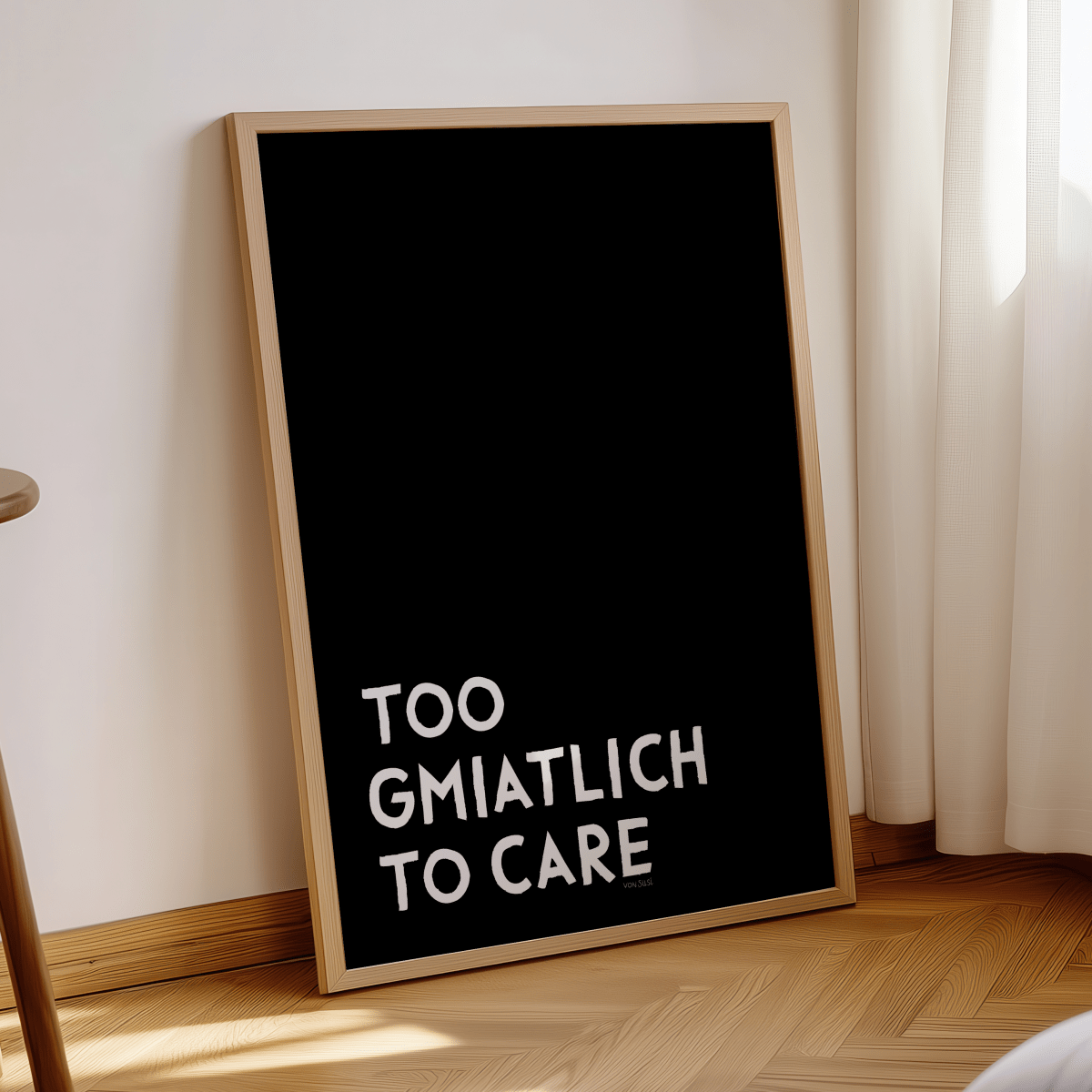 Too gmiatlich to care • lustiges bayrisches Sprücheposter • Bayerisches Spruch Poster - vonSUSI