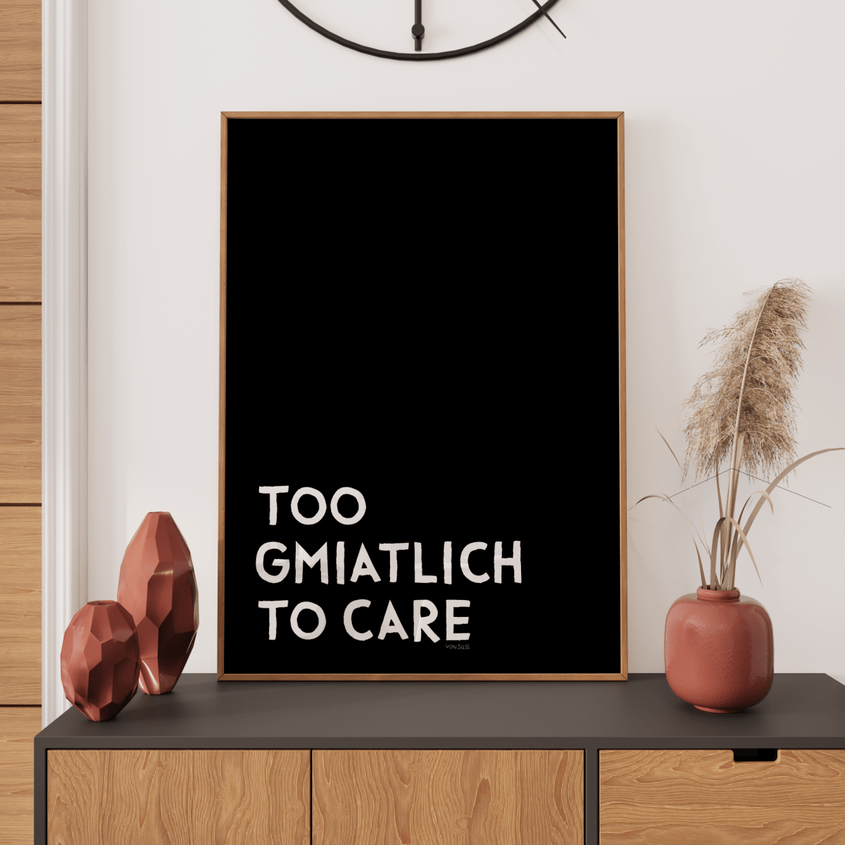 Too gmiatlich to care • lustiges bayrisches Sprücheposter • Bayerisches Spruch Poster - vonSUSI