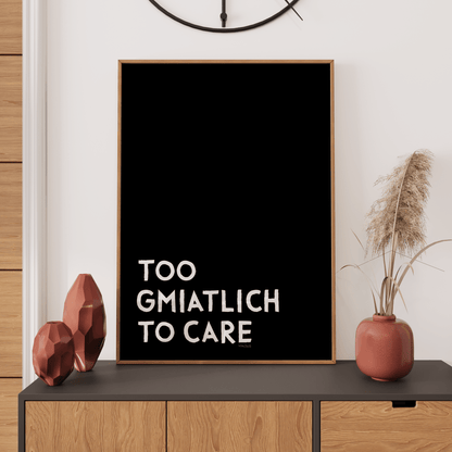 Too gmiatlich to care • lustiges bayrisches Sprücheposter • Bayerisches Spruch Poster - vonSUSI