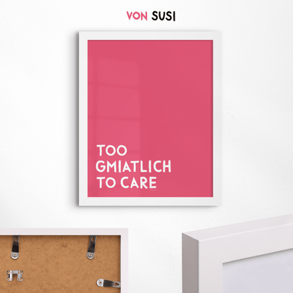 Too gmiatlich to care • lustiges bayrisches Sprücheposter • Bayerisches Spruch Poster - vonSUSI
