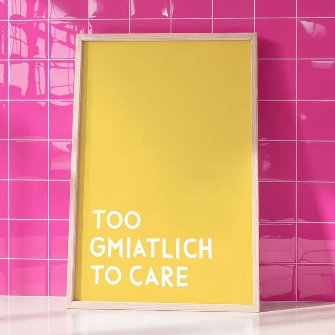 Too gmiatlich to care • lustiges bayrisches Sprücheposter • Bayerisches Spruch Poster - vonSUSI