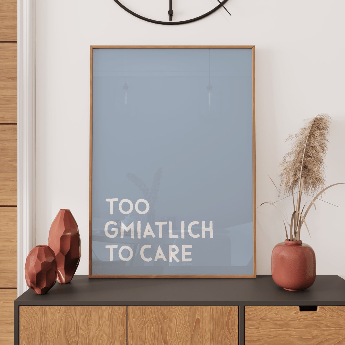 Too gmiatlich to care • lustiges bayrisches Sprücheposter • Bayerisches Spruch Poster - vonSUSI