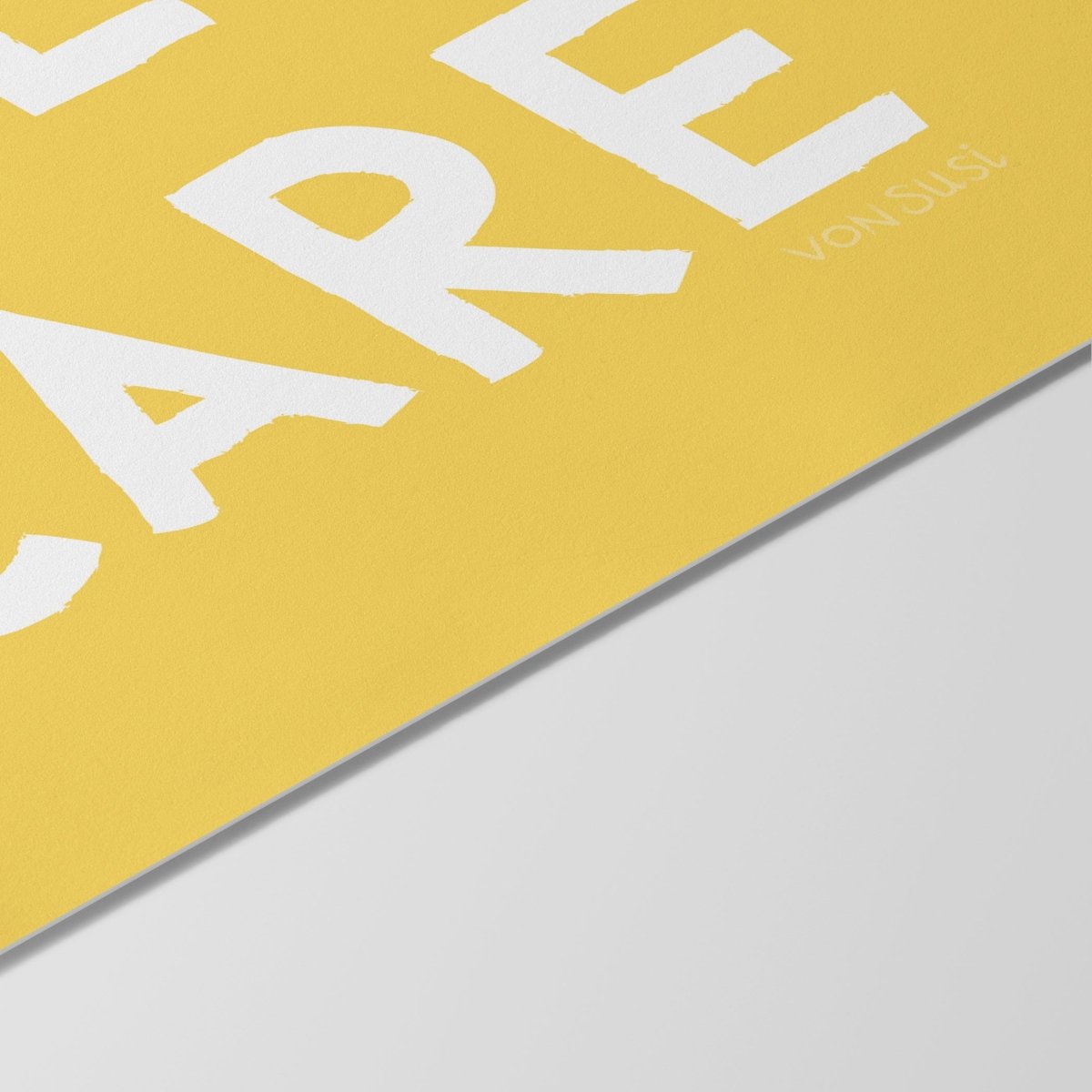 Too gmiatlich to care • lustiges bayrisches Sprücheposter • Bayerisches Spruch Poster - vonSUSI