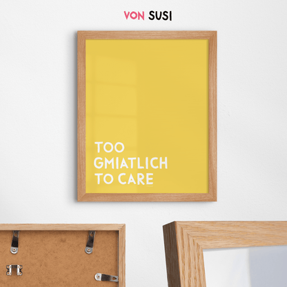 Too gmiatlich to care • lustiges bayrisches Sprücheposter • Bayerisches Spruch Poster - vonSUSI