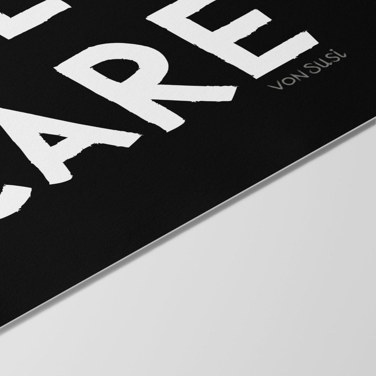 Too gmiatlich to care • lustiges bayrisches Sprücheposter • Bayerisches Spruch Poster - vonSUSI