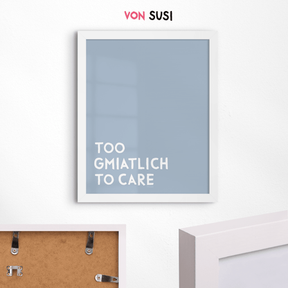 Too gmiatlich to care • lustiges bayrisches Sprücheposter • Bayerisches Spruch Poster - vonSUSI