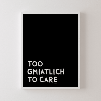 Too gmiatlich to care • lustiges bayrisches Sprücheposter • Bayerisches Spruch Poster - vonSUSI