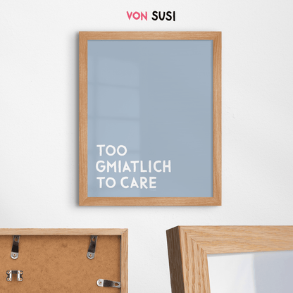Too gmiatlich to care • lustiges bayrisches Sprücheposter • Bayerisches Spruch Poster - vonSUSI