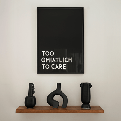 Too gmiatlich to care • lustiges bayrisches Sprücheposter • Bayerisches Spruch Poster - vonSUSI