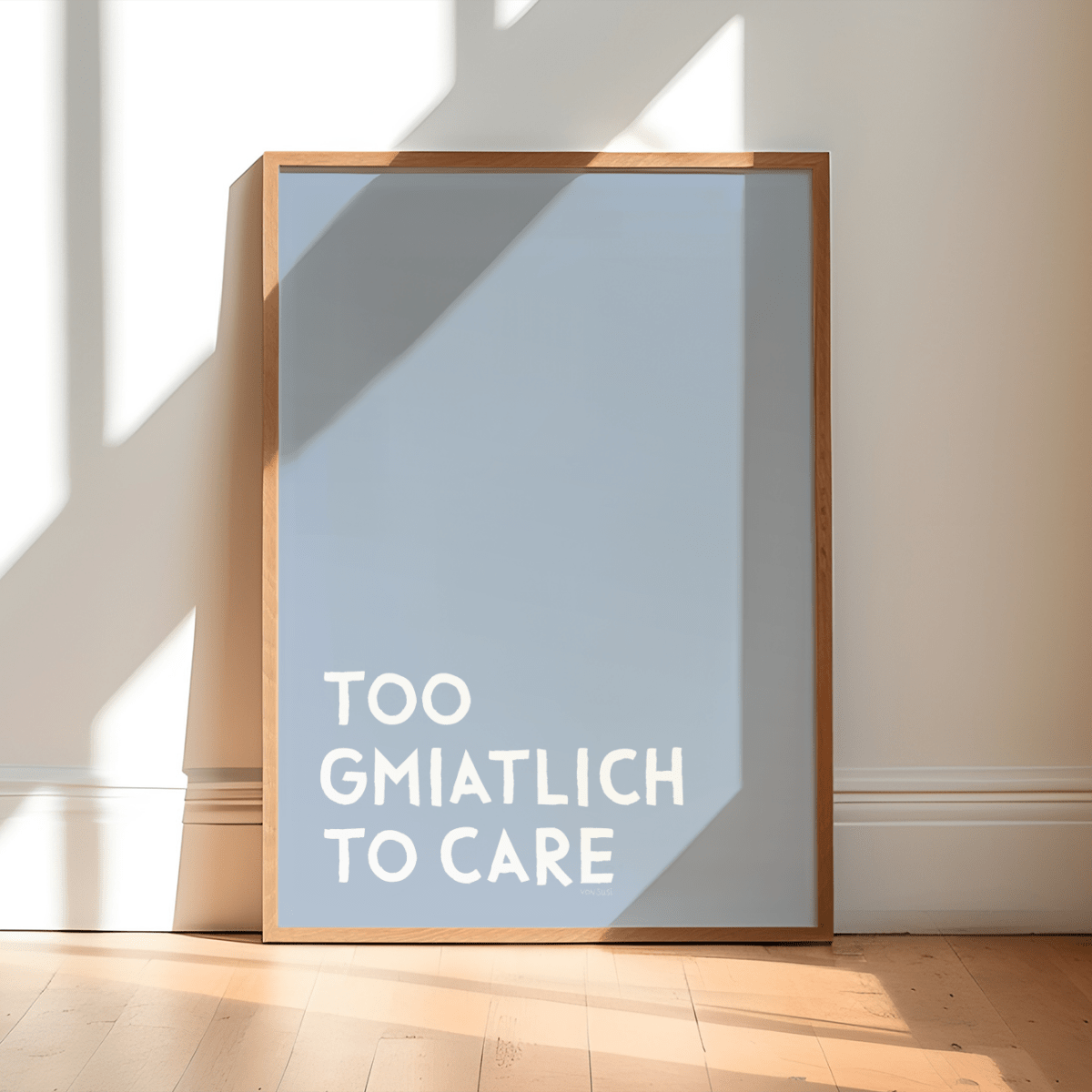 Too gmiatlich to care • lustiges bayrisches Sprücheposter • Bayerisches Spruch Poster - vonSUSI