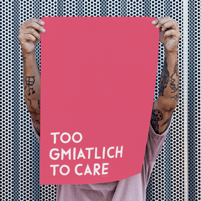 Too gmiatlich to care • lustiges bayrisches Sprücheposter • Bayerisches Spruch Poster - vonSUSI