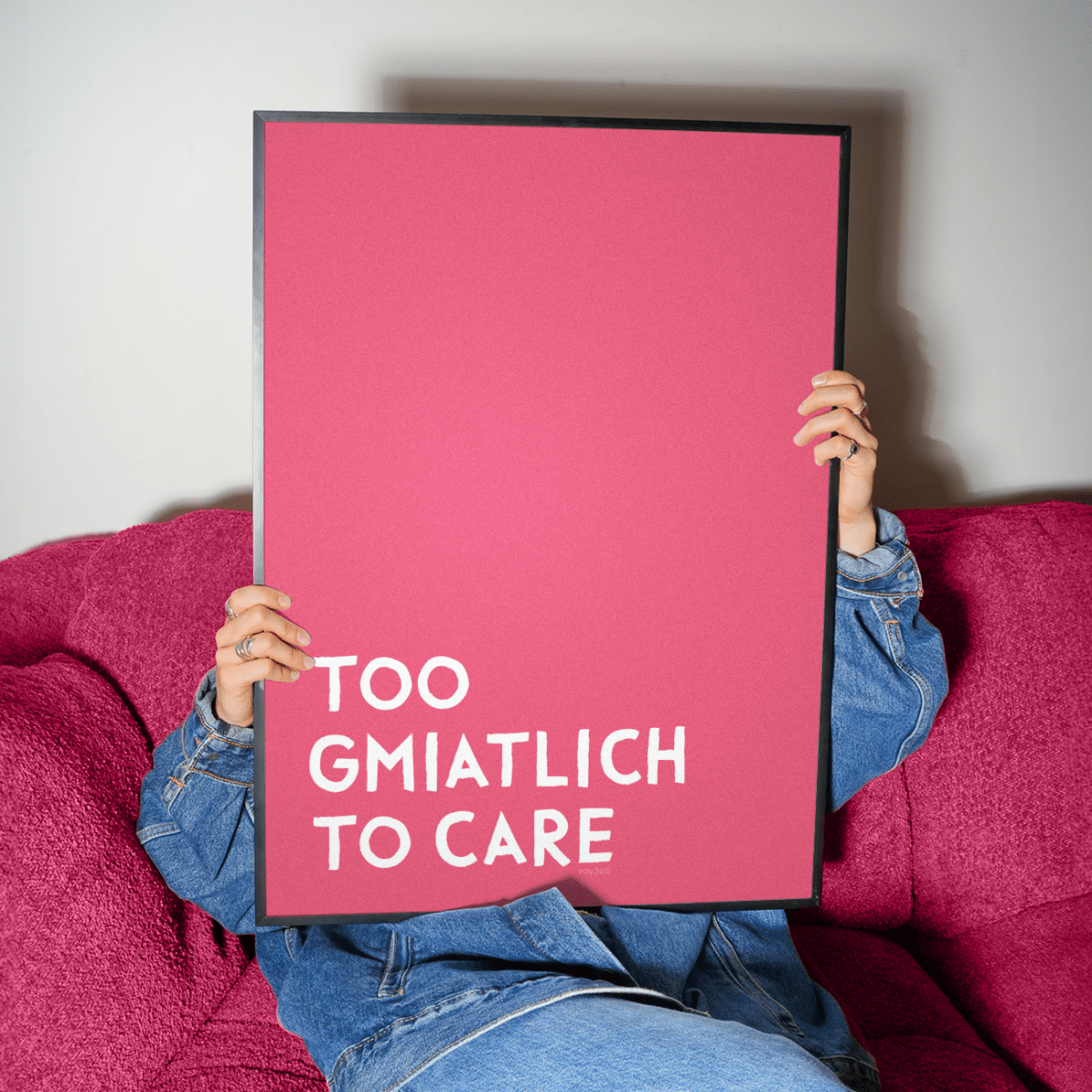 Too gmiatlich to care • lustiges bayrisches Sprücheposter • Bayerisches Spruch Poster - vonSUSI