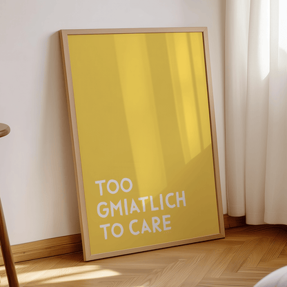 Too gmiatlich to care • lustiges bayrisches Sprücheposter • Bayerisches Spruch Poster - vonSUSI