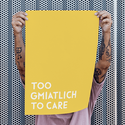 Too gmiatlich to care • lustiges bayrisches Sprücheposter • Bayerisches Spruch Poster - vonSUSI