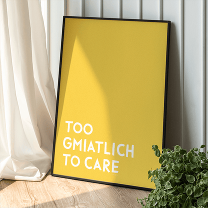 Too gmiatlich to care • lustiges bayrisches Sprücheposter • Bayerisches Spruch Poster - vonSUSI